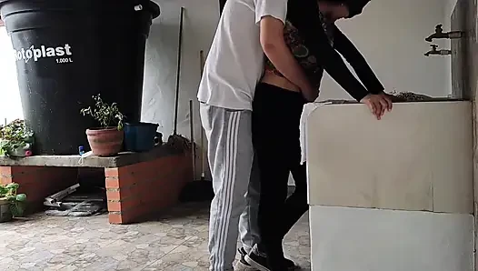 Я трахнул свою соседку, пока она стирала