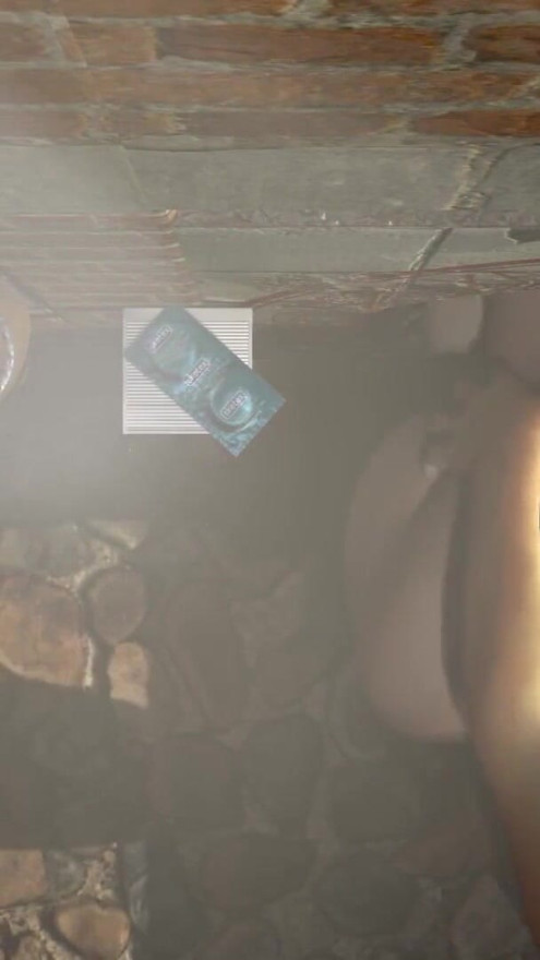 Une MILF noire se fait baiser par la gorge dans une orgie au gloryhole inversé | Clip 3
