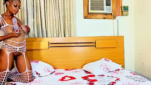 Büyük bir dildoyla götümü delerken boşalmayı durduramadım