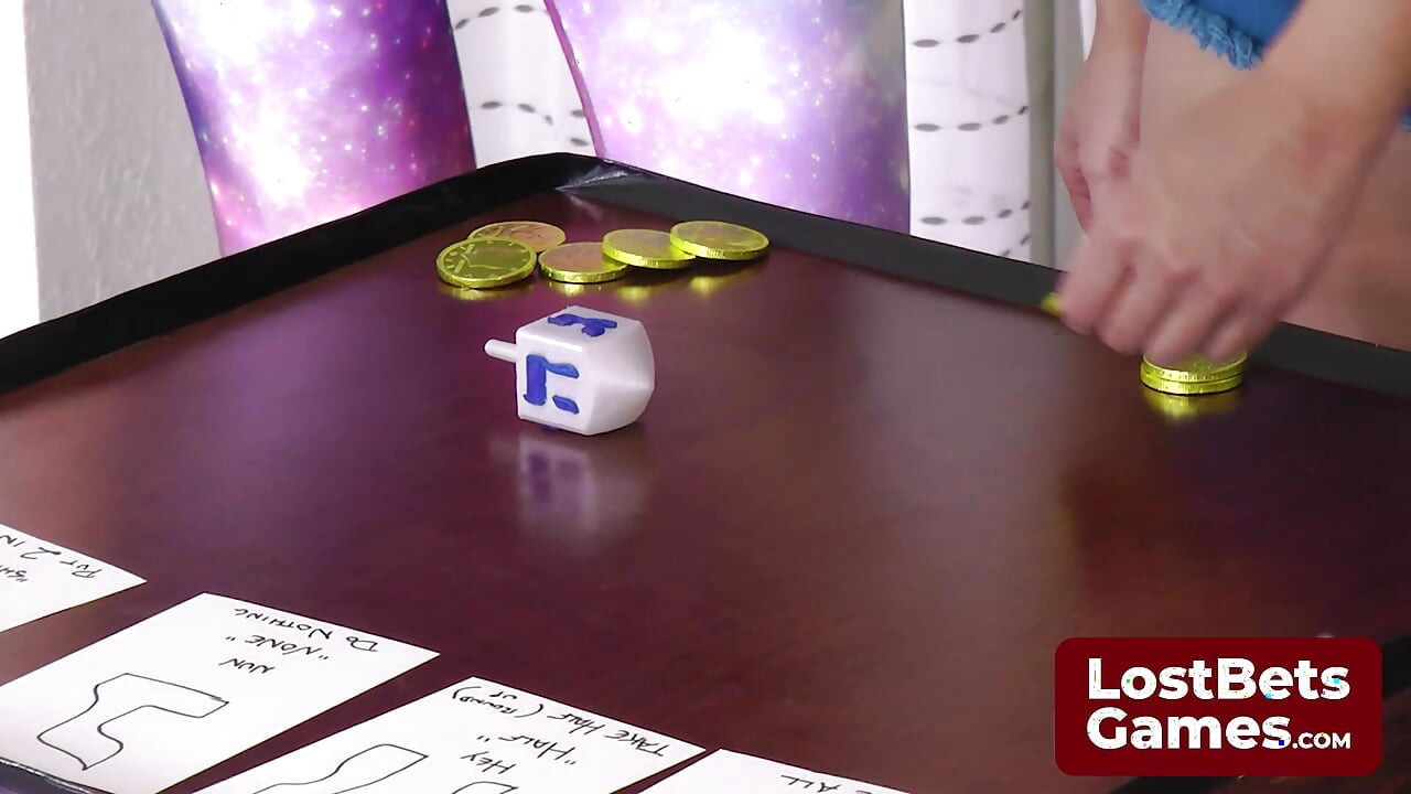 Strip Dreidel vărsând haine cu fiecare scrisoare ebraică