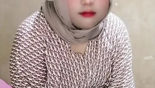 Ivvy travesti tesettürlü bir ay sonra azgın hissediyor. Sonra boşalıyor