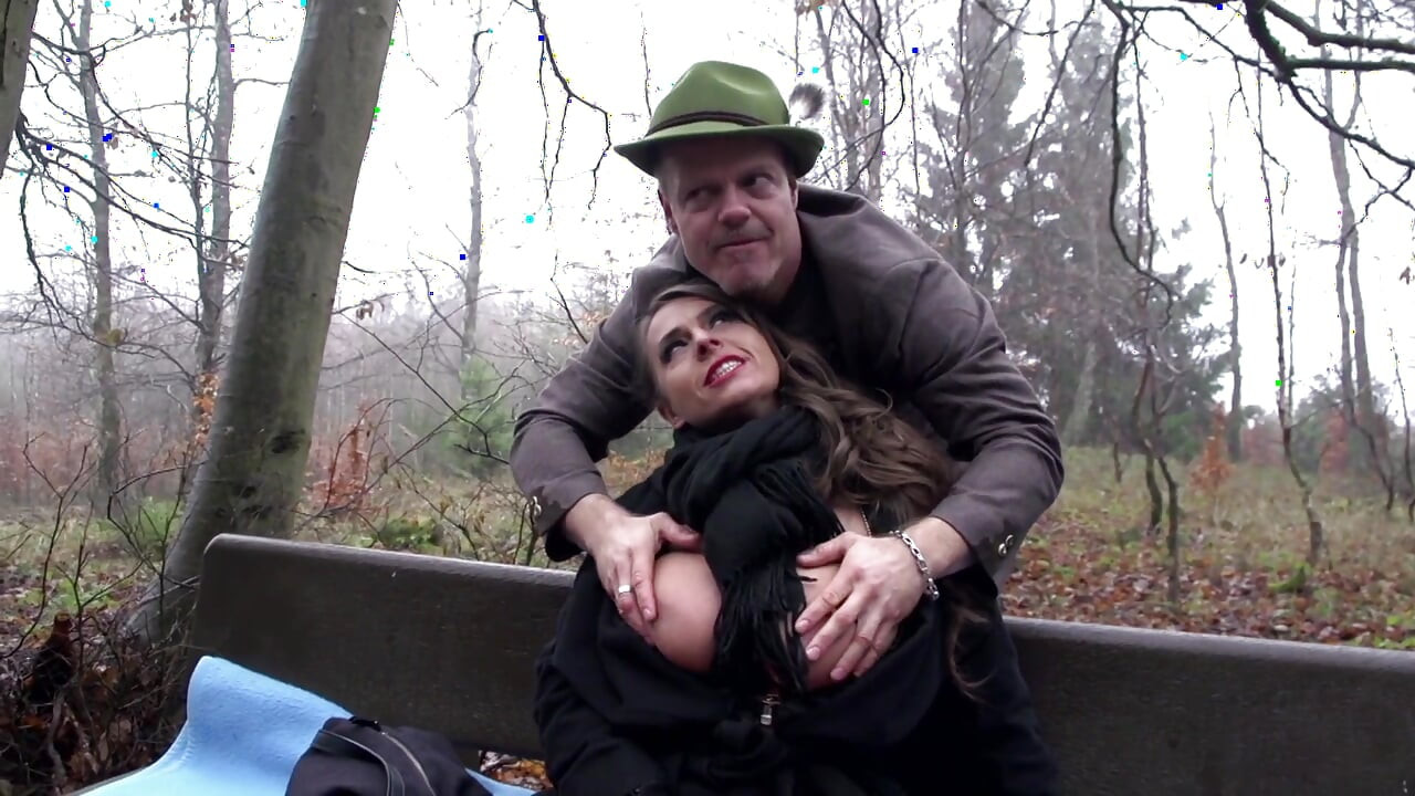 Máy bay bà già ngực bự được hứng tinh nóng bỏng ngoài trời