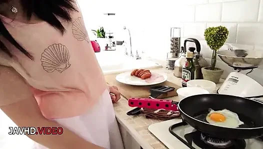 Sexy asiatisches zimmermädchen reo saionji zeigt ihre frechen titten im amateur-hardcore-porno-video