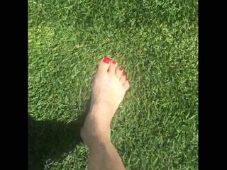 赤脚在草坪上
