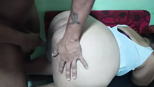 Me follo a la mamá de mi mejor amigo hasta correrme en sus nalgas