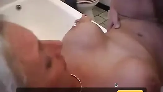 Geile Oma Mit Dicken Titten Geniesst Einen Jungen Mann Unter Der Dusche