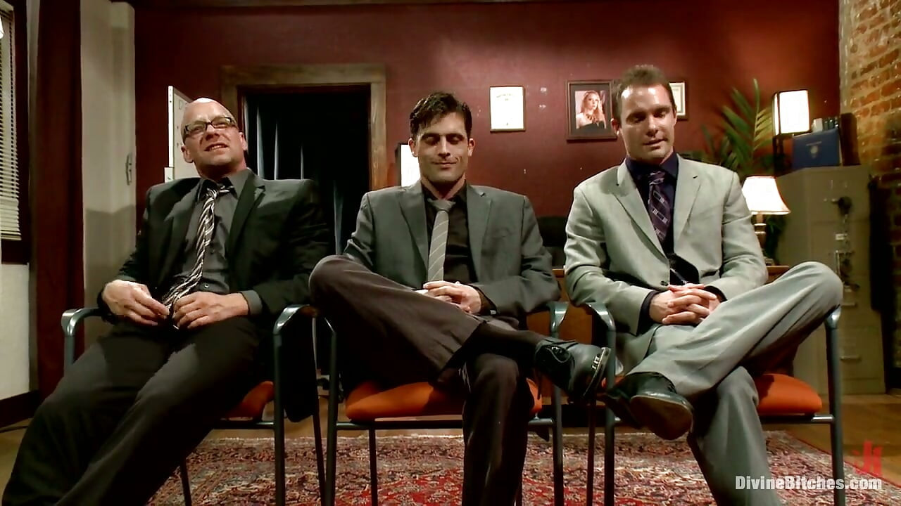 Η Divine Bitches Corporation Καταλαμβάνει Ζωντανά!