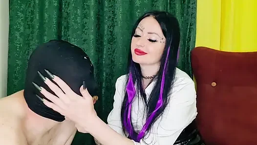 Spucken und klatschen von strenger Domina Nika. Ohrfeigen und spucken.