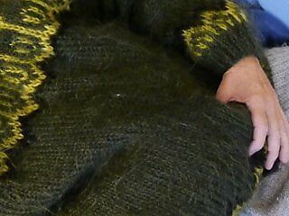 Sweaterfetisj, sweaterorgasme, sweaterlagen. Zachte mohair -truien leiden tot een geweldige fap- en mastrubatiesessie