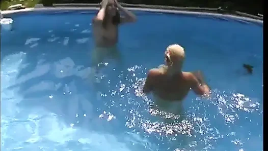 Lesbisches outdoor 69 auf dem gras für zwei lesbische teenager