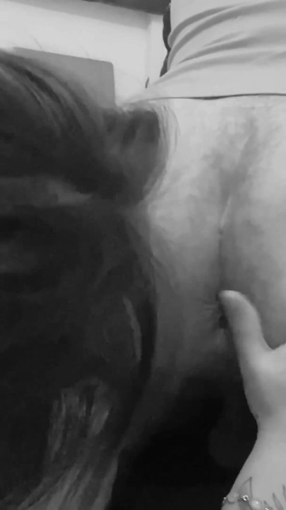 혀로 존나게 빠는 Pornellia 아름다운 후장