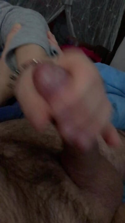 Minha esposa me dá uma linda punheta noturna com uma explosão de porra abundante