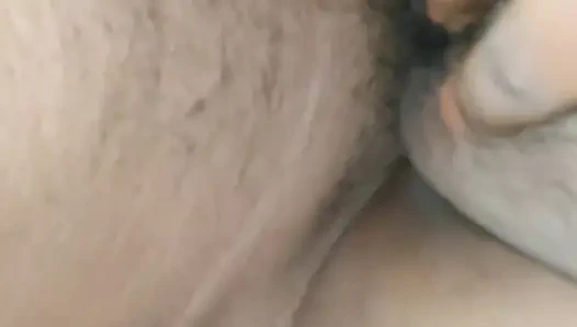 Ateşli hintli kadın romantik bir şekilde sikişiyor