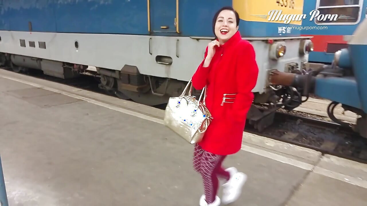 טאיסיה שאנטי מקבלת אגרוף עמוק לכוס וזיון על ידי מוגופורן