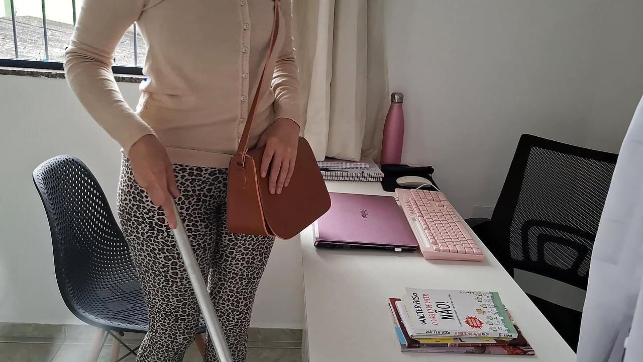 Slepi pacijent ide kod lekara na analni pregled.