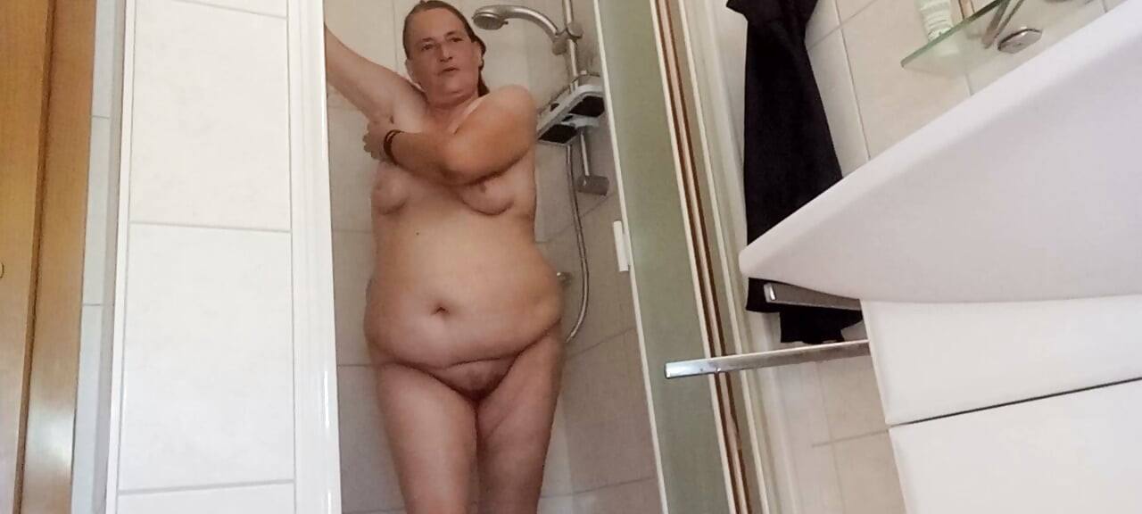 Mijn potbuikvarken onder de douche