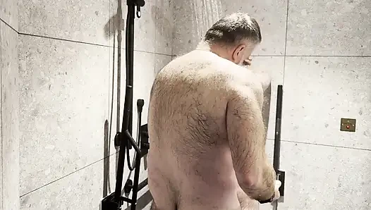 Üvey baba ayılar duşta prezervatifsiz sikişiyor