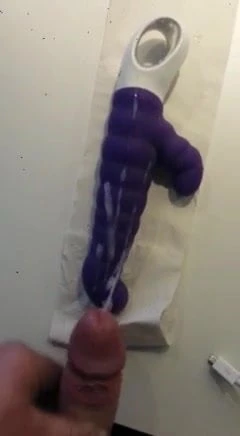 Auf das Toy  der Freundin gespritzt