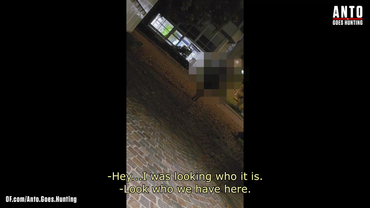 另一个保安走近并说服