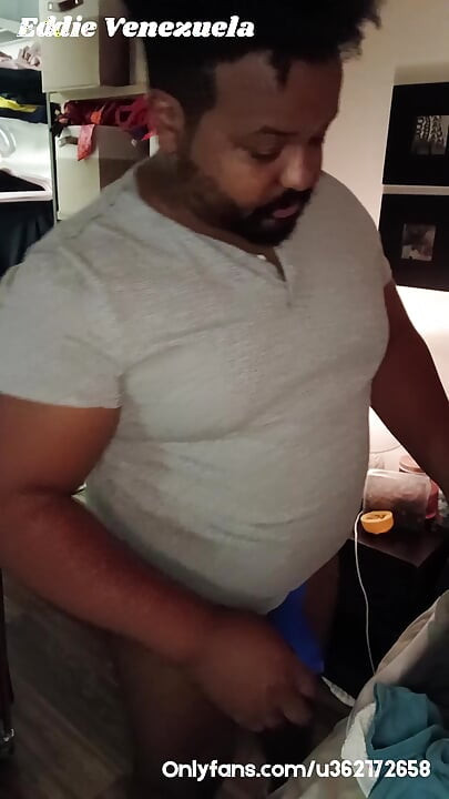 Papi negro y grueso lava la ropa en la ropa interior!