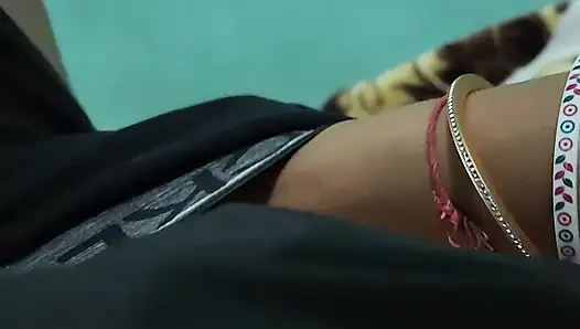 Adik tiri memijat penisku yang tebal dengan tangannya