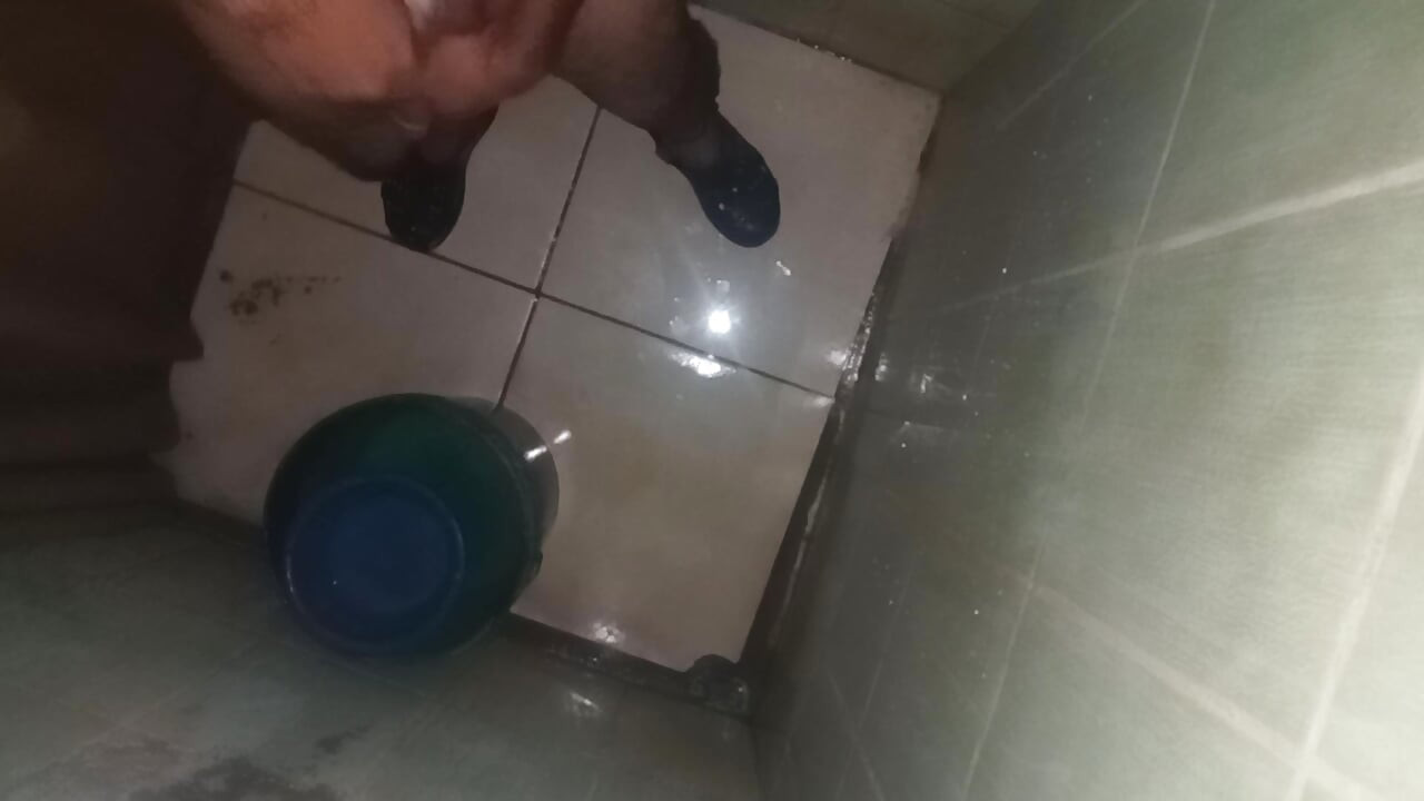 Man gets cocked and balls in single chamber bath