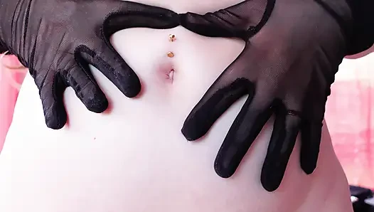 Tombul göbeği gösteriyor - orta yaşlı seksi kadının mide videosu