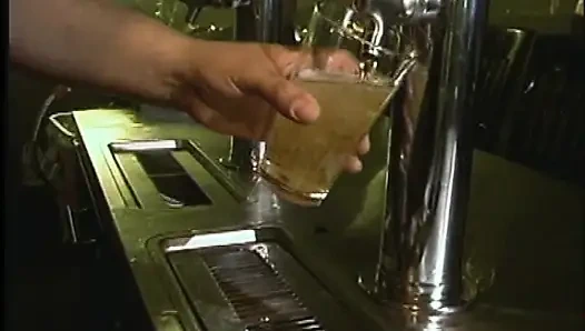 Junge retro-schlampe gefickt und von einem großen schwanz in den mund gespritzt