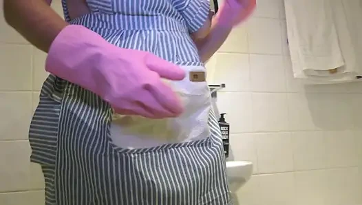 Мачеха убирается и просит трахаться