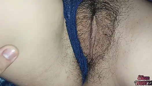 Melihat memek saudara tiriku di celana dalamnya