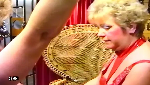 Wanita penurut Belanda 2 adegan dalam 1