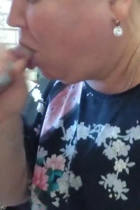 Stiefmutter-blowjob von einer reifen prallen schwiegermutter
