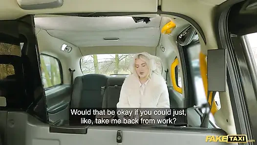 Pelayan rambut pirang dengan mata biru ini nggak sabar dientot habis-habisan - fake taxi