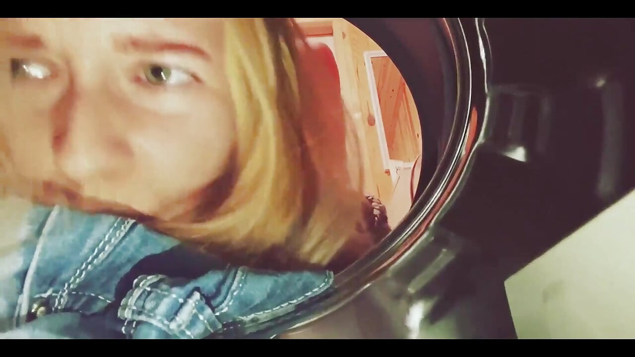 Moja przyrodnia siostra utknęła w pralce i postanowiłam pomóc jej z moim wielkim kutasem