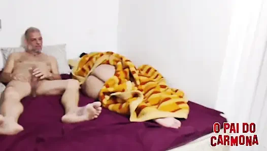 Meine Stieftochter hatte ihren Hintern rausgezogen, ich reichte den Schwanz an