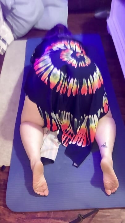Femeie mare și țâțoasă face o yoga boo