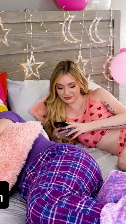 Padrasto desviante deflora sua enteada adolescente em seu aniversário de 18 anos | Clipe 2
