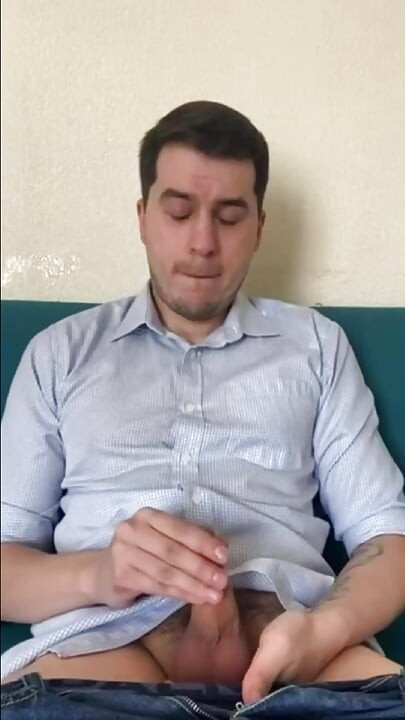 Napalony facet wraca z pracy, łapie fleshlighta i spuszcza się