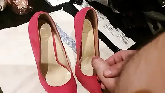 Kız arkadaşımın arkadaşının güzel ve seksi pompaları.