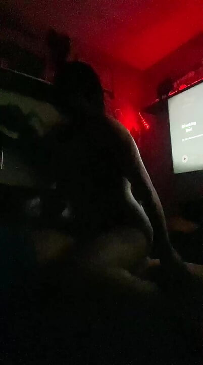 נכנסים לחדר, בלי צנזורה כי חשוך