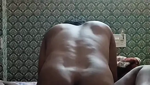 Azgın Hintli yenge kocasının arkadaşıyla sert seks yapıyor