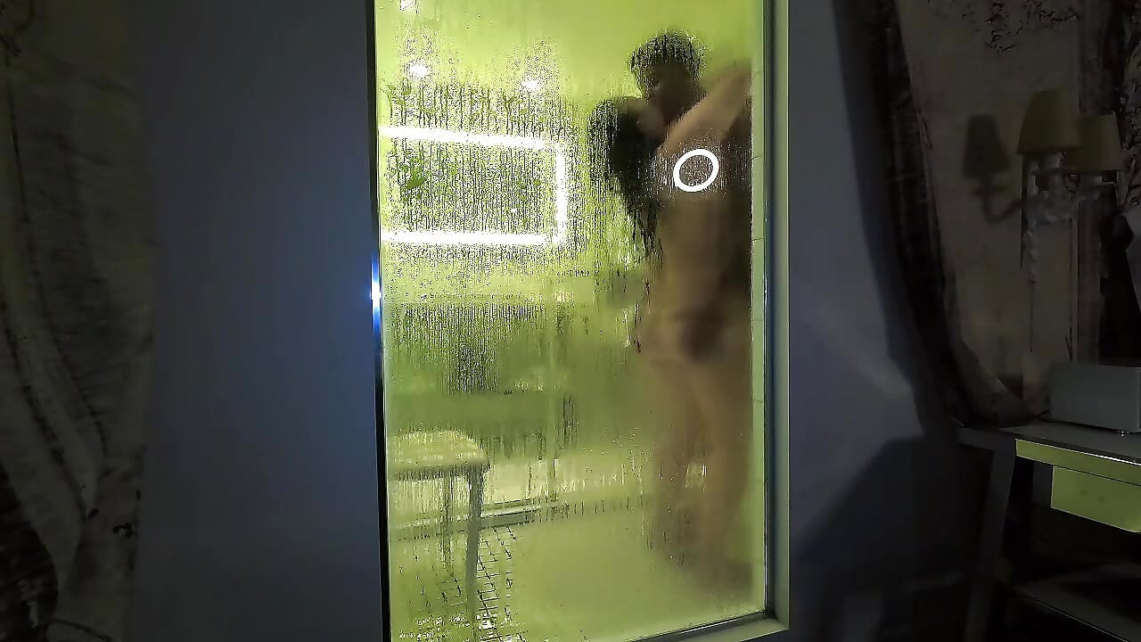 Velika debela guza dobiva ogradu pod tušem