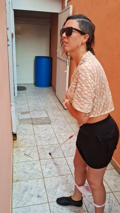Congelar el tiempo con la chica ciega en el callejón. | Clip 1