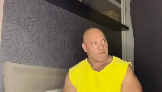 Mr guru solo vücut geliştirmeci arkadaş mastürbasyon yapıyor