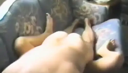 Cewek pemalu rambut cokelat dientot pakai dildo dan kontol