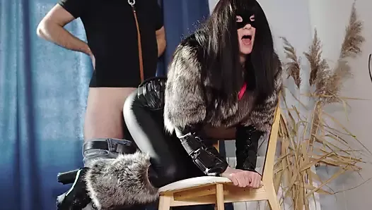 Сексуальная кошечка играет со своим секс-рабыней. женское доминирование в меховом костюме. пушистый трах. Госпожу в шубе трахнули