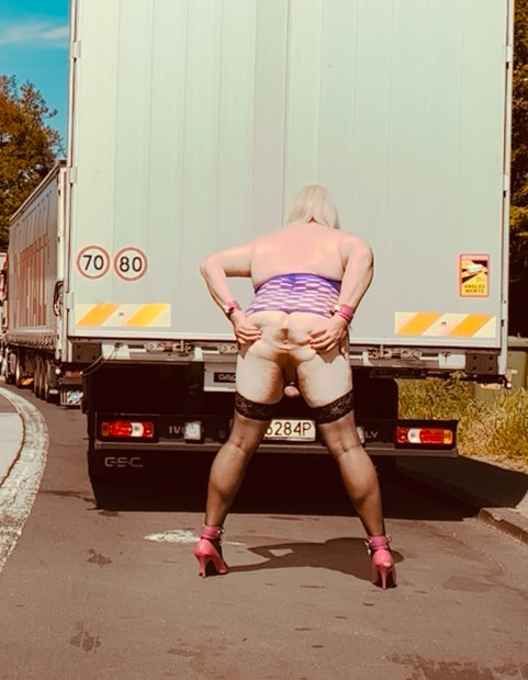SissyHureJana presents herself at the parking lot