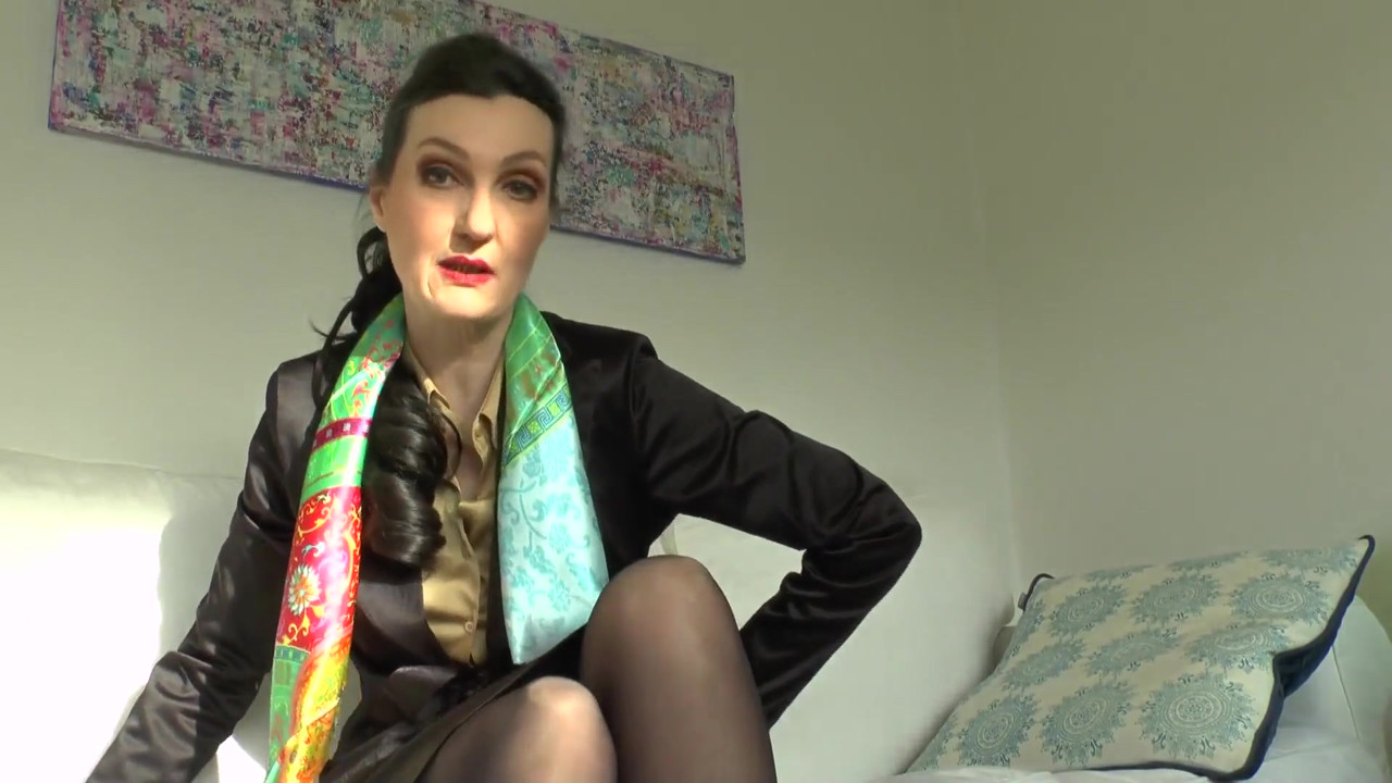 サテンフェティッシュ:ホットなマスターベーションゲーム、スカートに精液、レディ・ヴィクトリア・ヴァレンテ