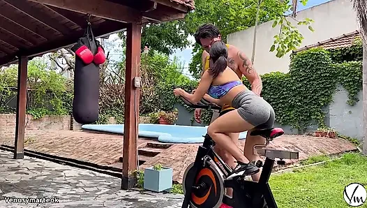 Karım antrenman yaparken azgın ve tutkulu oldum ve fışkırtarak boşalmasını sağladım - venusymarteok