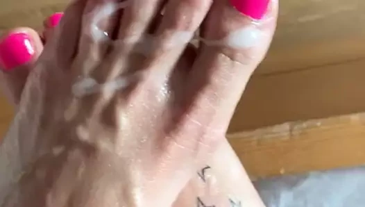 Amateur selbstgedrehter Footjob mit hübschen sexy rosa Zehennägeln